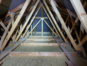 Zateplení stropu novostavby rodinného domu pomocí foukané izolace